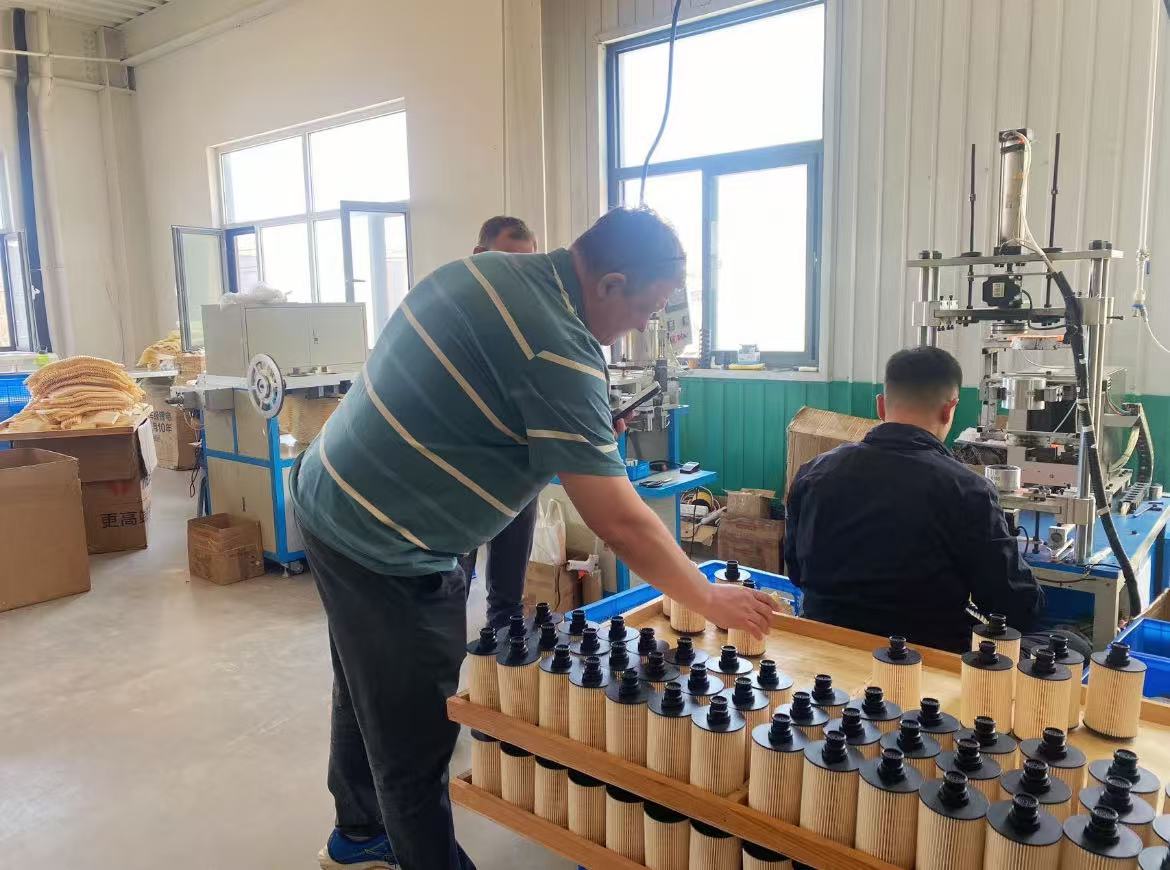რუსი მომხმარებლები სტუმრობენ Guohao ფილტრის ქარხანას